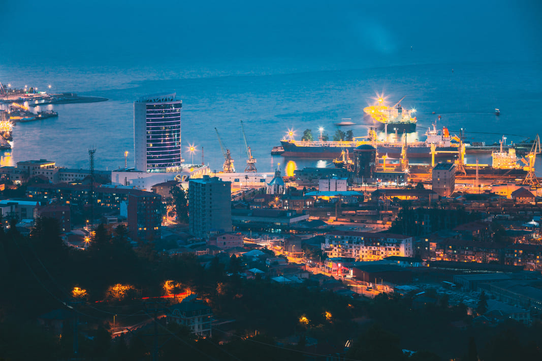 Imagen de las vistas nocturnas del skyline de una urbe