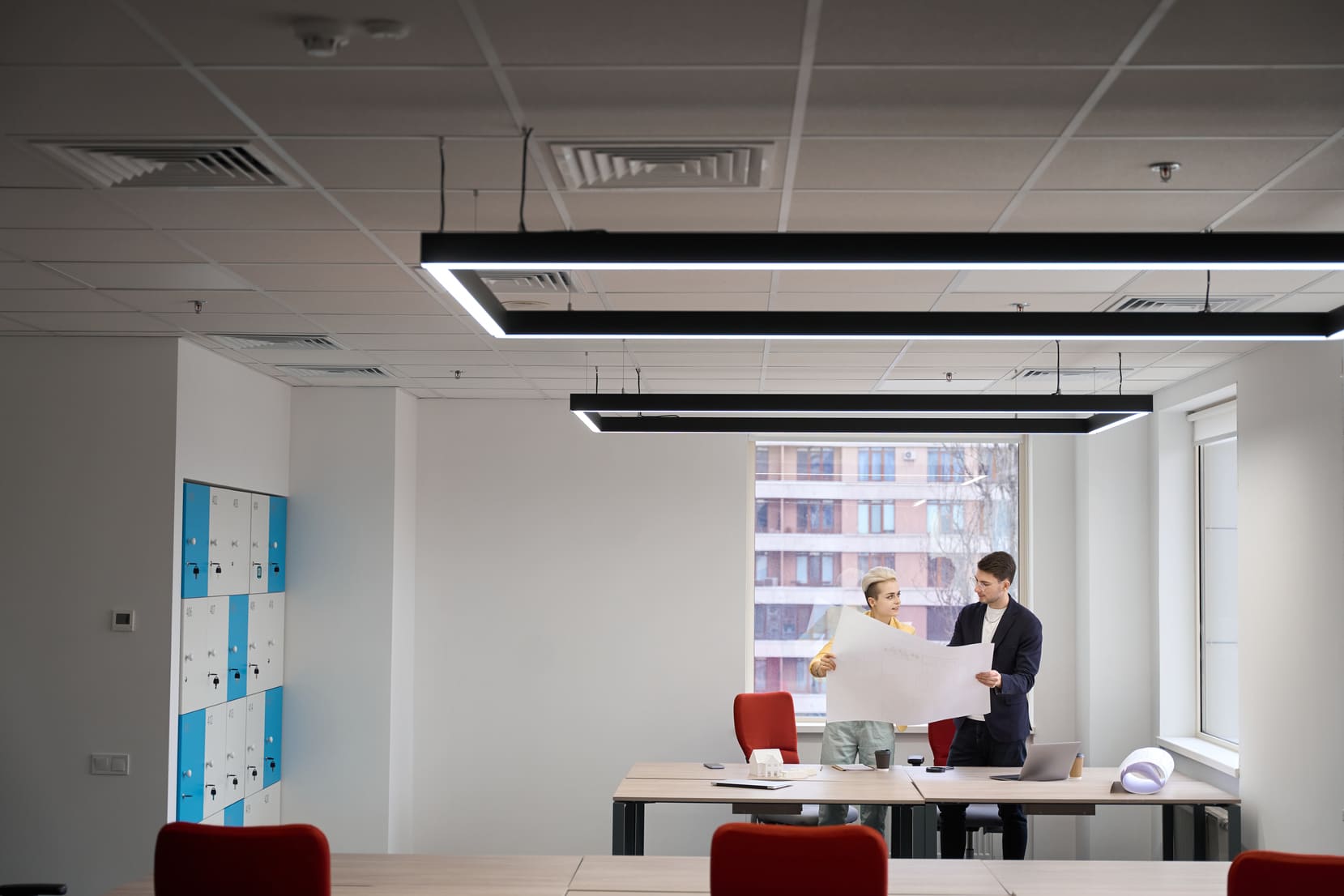 dos personas en una oficina trabajando en un estudio de viabilidad inmobiliaria