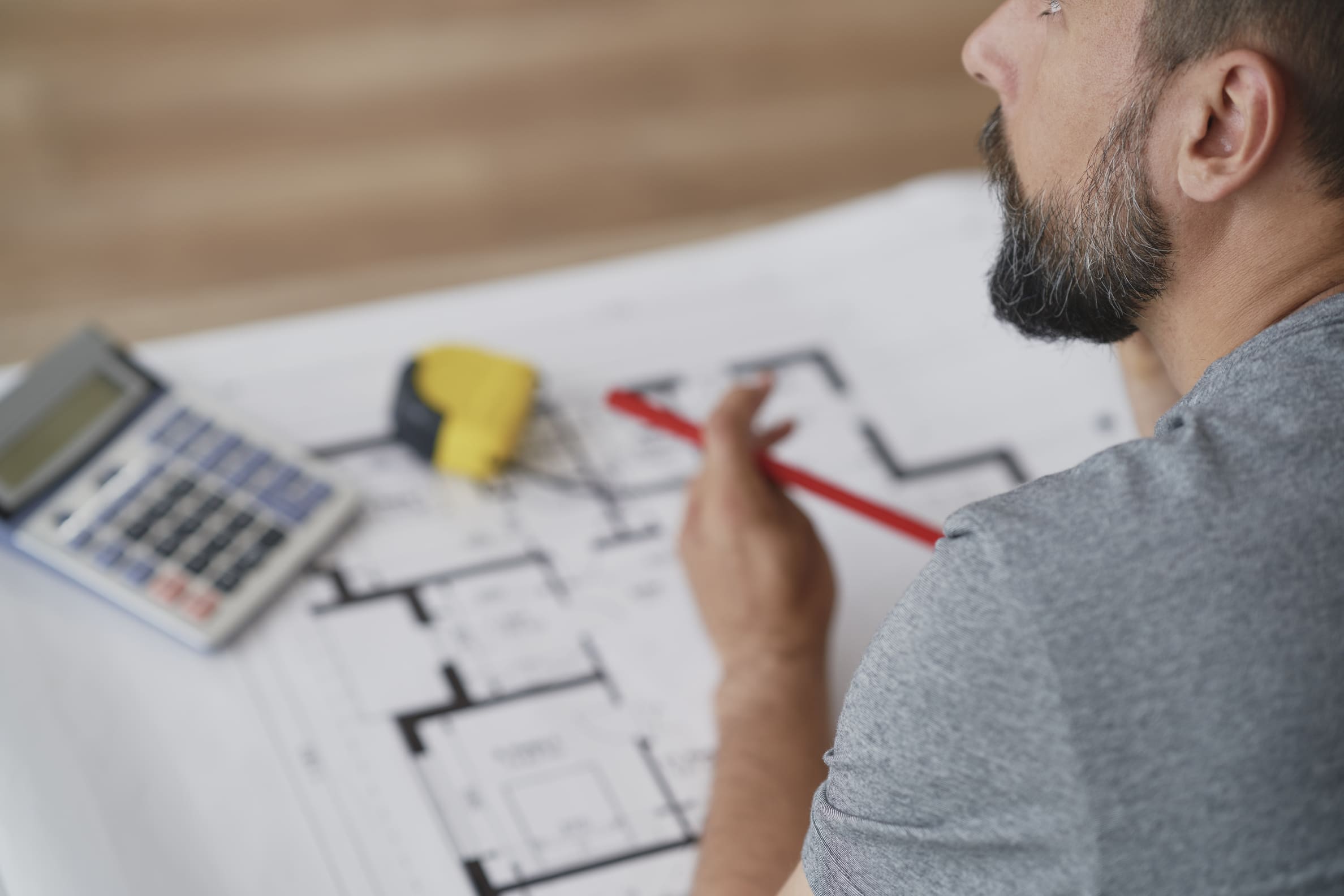 Imagen de un chico trabajando en el diseño y desarrollo de proyectos inmobiliarios