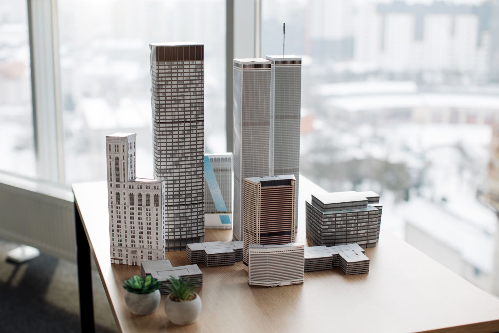 Imagen de maquetas de edificios en una mesa de oficina